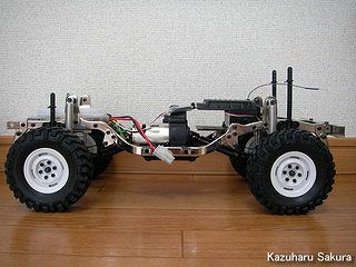 Axial(アキシャル)・SCX10・ジープ ラングラー G6 製作記 ～ SCX10 と ソウバック（SAWBACK） のシャーシ比較 ～ ソウバック（SAWBACK）の右側面